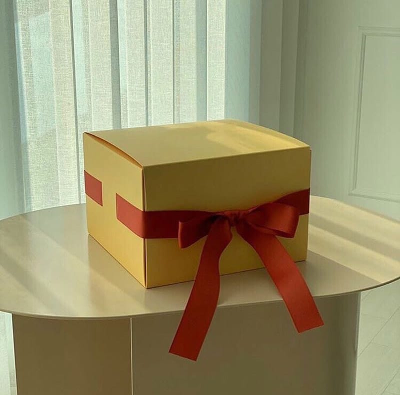 cake packaging box with ribbon