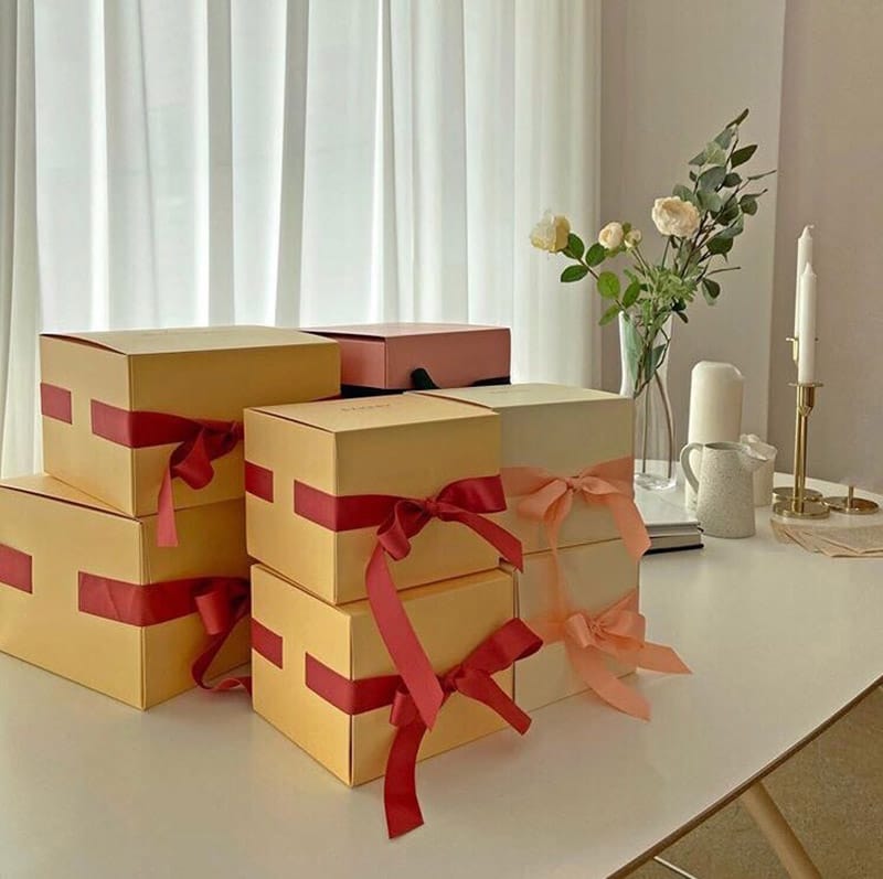 cake packaging box with ribbon